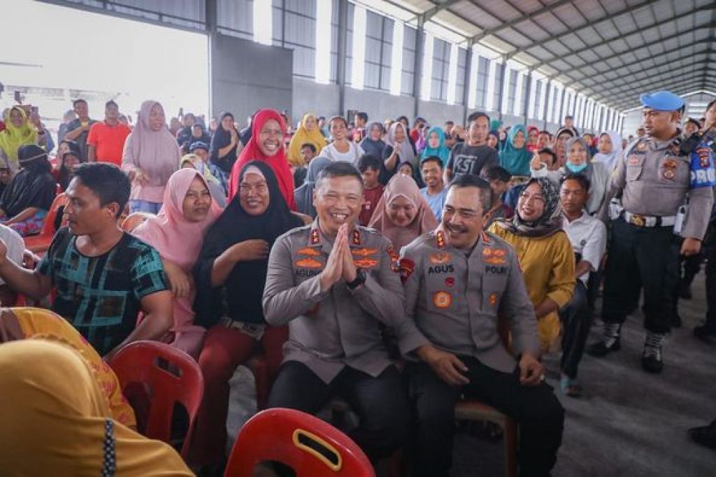 Komjen Agus Andrianto turut membagikan sebanyak 3.500 paket sembako kepada masyarakat