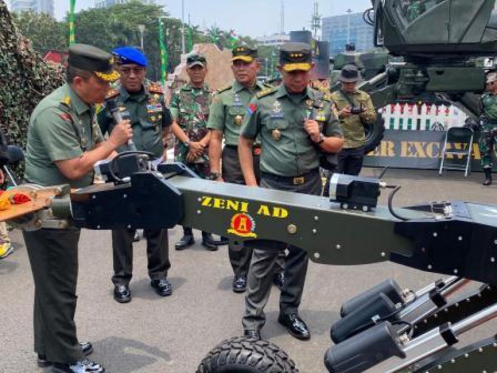 Wakasad Letjen TNI Agus Subiyanto didampingi Kepala Pusat Zeni Angkatan Darat (Kapusziad) Mayjen TNI Suparjo 