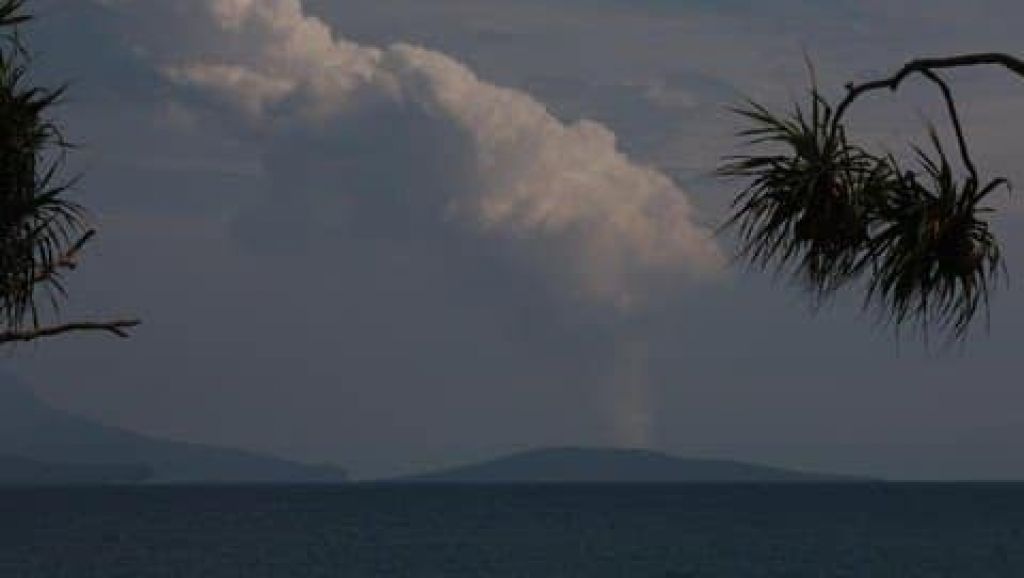 Gunung Anak Krakatau berada pada level III siaga