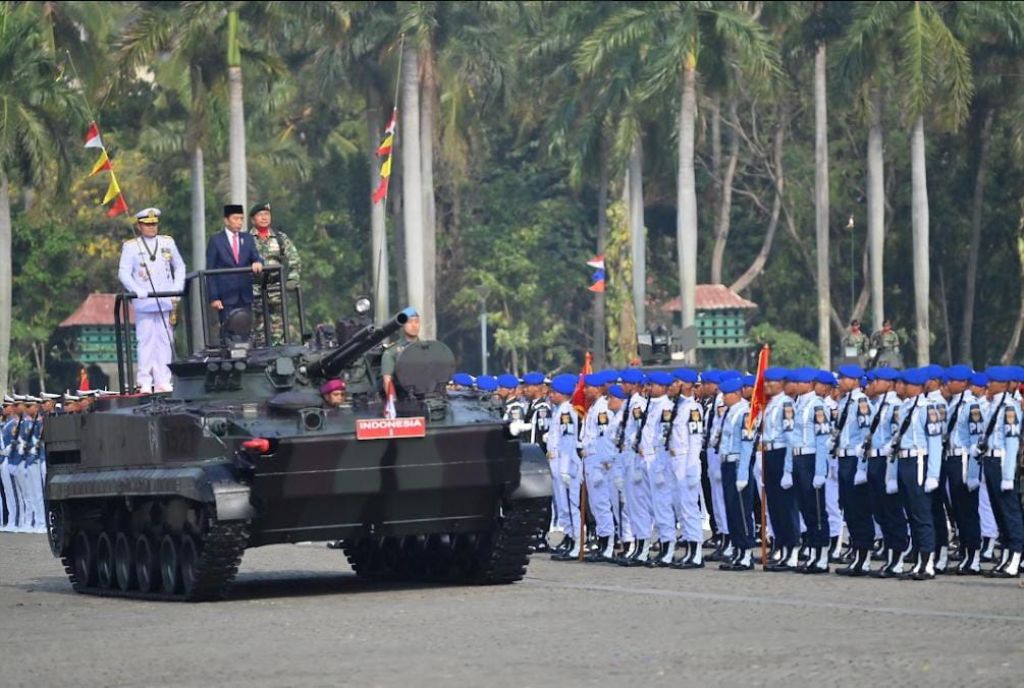 Presiden RI, Joko Widodo selaku Inspektur Upacara yang didampingi oleh Panglima TNI Laksamana TNI Yudo Margono
